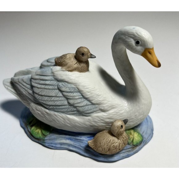 Figurine Homeco Two Swans in Set with Chicks Pond Bisque #1467 Taiwan - Picture 1 of 8